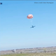 Imagen para el artículo titulado Dos aviones chocaron en el aire y todos los ocupantes salieron ilesos gracias a un paracaídas